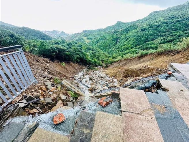 新北市瑞芳区无耳茶壶山步道因景色怡人而闻名，却因颱风山陀儿重创，需封闭至少1年整修。（瑞芳区公所提供）