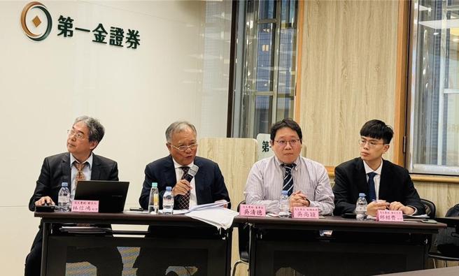 茂生农经董事长吴清德（左二）、副总吴尚颖（右二）对明年市场乐观／图／李丽满