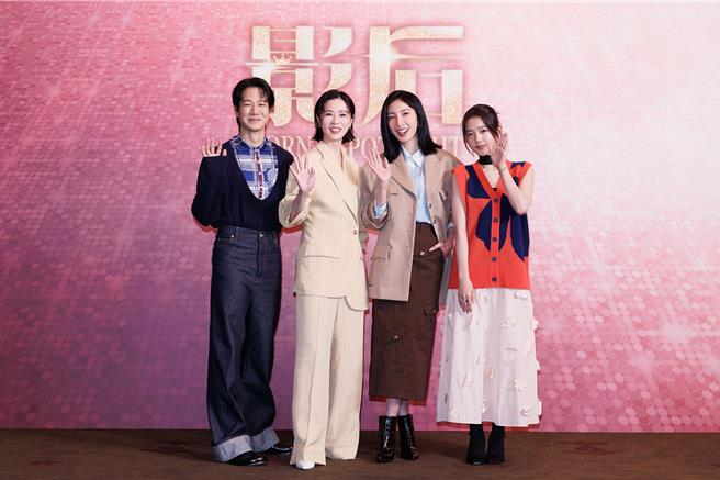 影集《影后》主演薛仕凌（左起）、谢盈萱、杨谨华、林廷忆21日合体受访。（Netflix提供）