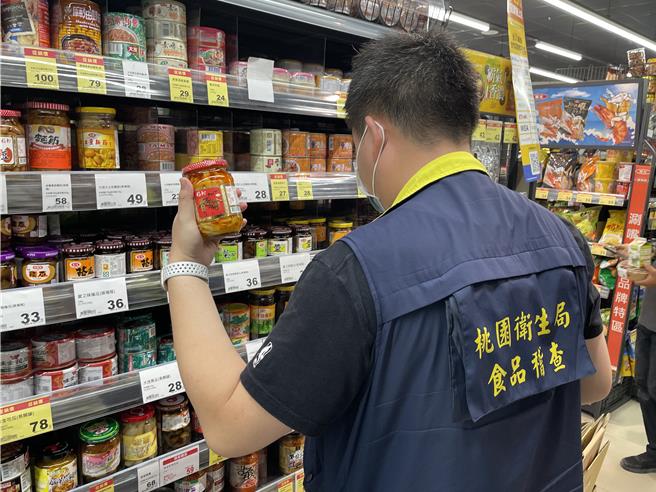 近來食安事件頻傳，民眾檢舉量激增，稽查員負擔重，桃園市衛生局明年將再增設9名稽查員。（衛生局提供／蔡依珍桃園傳真）