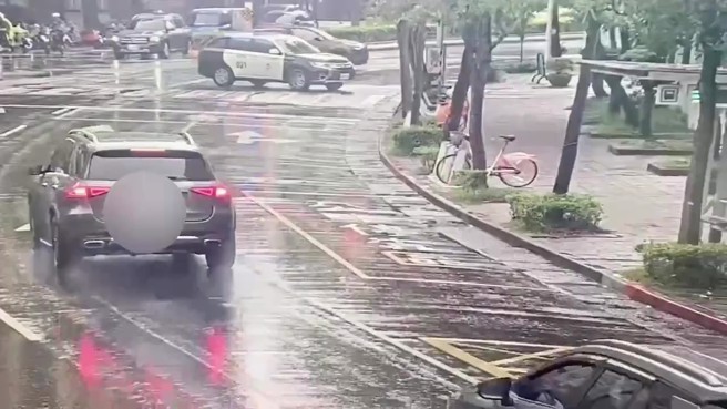 内湖警方于昨20日上午10时许报案，报案民眾发现住家玻璃上出现孔洞和破裂痕迹。（图警方提供／简铭柱翻摄）