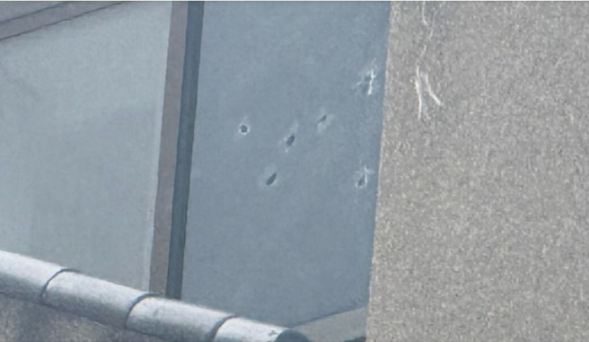 内湖警方于昨20日上午10时许报案，报案民眾发现住家玻璃上出现孔洞和破裂痕迹。（图民眾提供／简铭柱翻摄）