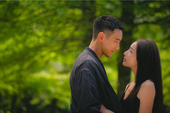 王阳明跟隋棠在影集《太太太厉害》里饰演超杀特务夫妇。（鹿路电影提供）