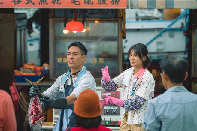 杨佑寧跟曾沛慈饰演镇上可爱的小夫妻。（鹿路电影提供）