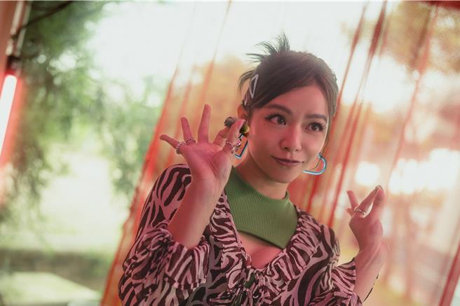 宋芸桦在影集《太太太厉害》里饰演卧底小特务。（鹿路电影提供）