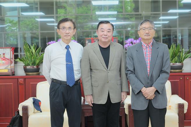 監察委員賴鼎銘、蕭自佑等人，今至桃園市議會拜會，議長邱奕勝率一級主管親自接待，並趁機為桃園爭取公平合理的預算分配。(議會提供／蔡依珍桃園傳真)