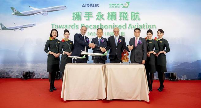 長榮航空總經理孫嘉明(左四)、副總經理廖至維(右三)、空中巴士民用飛機業務首席執行官Christian Scherer(右四)、空中巴士民用飛機業務銷售執行副總裁Benoît de Saint-Exupéry(左三)共同慶祝未來將導入的33架新一代客機，除了能增加公司營運效益，也能提供更舒適的搭機體驗。圖／長榮航空提供