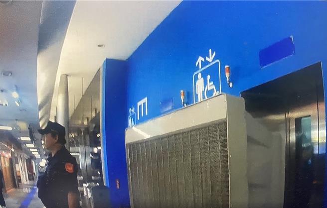 台铁新左营站电梯故障，铁路警搬出水冷扇协助脱困，受困逾半小时后成功脱困，无人受伤。（警方提供／任义宇高雄传真）
