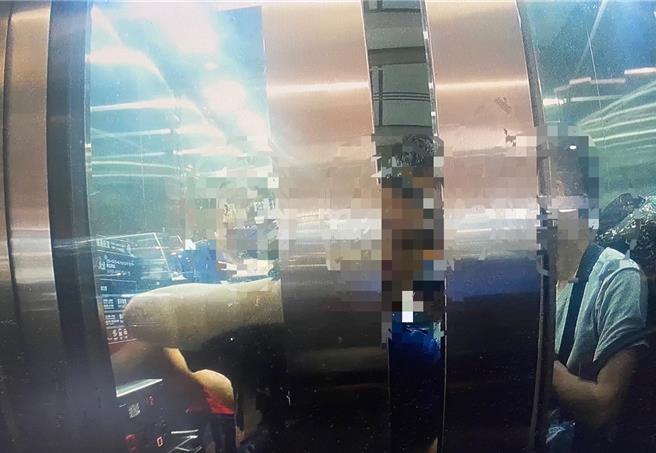 台铁新左营站电梯故障，铁路警搬出水冷扇协助脱困，受困逾半小时后成功脱困，无人受伤。（警方提供／任义宇高雄传真）