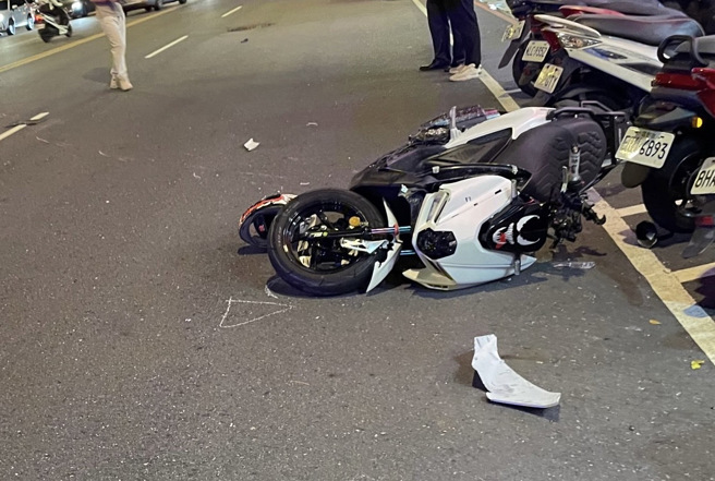 今21日17時45分接獲通報，新店中央路發生車禍。（圖警方提供／簡銘柱翻攝）