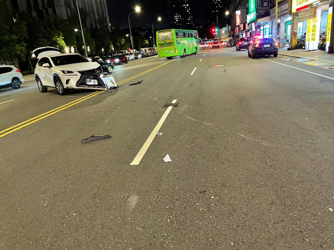 今21日17時45分接獲通報，新店中央路發生車禍。（圖警方提供／簡銘柱翻攝）