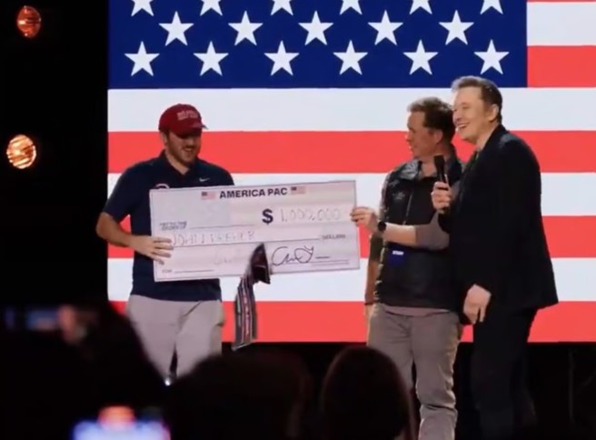 馬斯克在星期六，送出第一個完成選民登記，並幸運獲得大獎的100萬獎金。(圖/X)