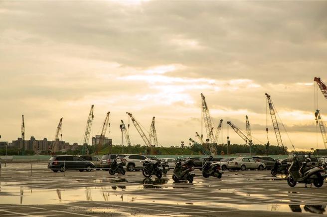 台积电在嘉科兴建两座先进封测厂P1与P2，因P1挖到遗迹，因此P2先动工，国产嘉太厂正持续供应兴建中。图／国产提供