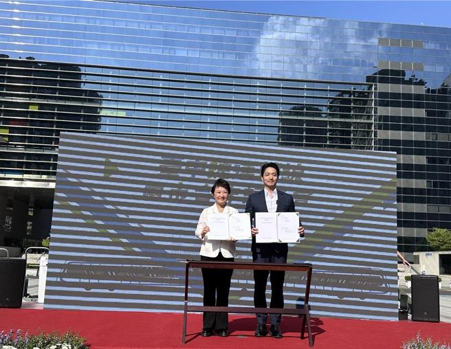 图说：台中市长卢秀燕（左）21日与台北市长蒋万安，共同签署台中捷运蓝线合作备忘录。图／刘朱松