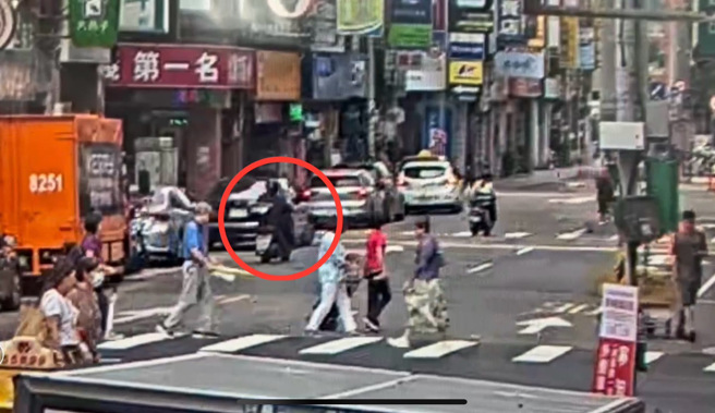 台北市议员锺小平服务处惊传遭人涂鸦。（图警方提供／简铭柱翻摄）