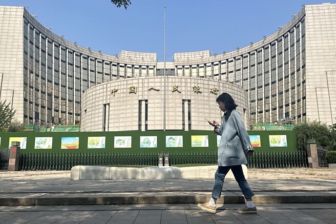 大陆人行在9月24日的记者会「宣布」股市注资政策，立刻刺激股市大涨。图／中新社