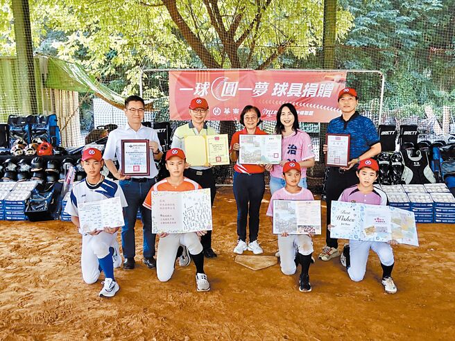 華南金控暨華南銀行董事長陳芬蘭（後排中）代表捐贈百萬基層棒球培育基金，購買球具贈予南投縣新豐國小、法治國小、中興國中及三光國中等四所棒球隊，受贈的學校也回贈感謝狀和卡片。圖／華南金提供