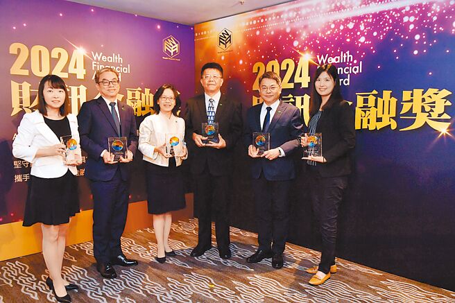 国泰深耕永续金融、客户服务，荣获2024财讯金融奖1金质奖5优质奖肯定。由国泰金控气候长黄景禄（右三）、国泰人寿副总经理范千惠（左三）、国泰证券资深副总经理罗壮豪（左二）、国泰产险资深副总经理许嘉元（右二）及国泰世华银行信托部协理陈美娟（左一）、经理陈怡君（右一）出席合影。图／国泰金控提供