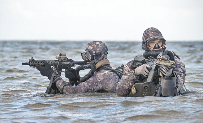 英国《金融时报》（Financial Times）先前报导，美国已经秘密训练美军最精锐的海豹部队第6小队（SEAL Team 6）超过1年，在中国大陆解放军犯台时协助台湾。图为海豹部队在美国东海岸进行军事潜水行动。（摘自美国海军官网）