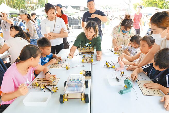 裕隆集團與重量級合作伙伴19日把總統府前凱達格蘭大道「包場」，打造成專屬孩子的微型城市「大FUN凱道一兒童未來市」，吸引許多家長帶小朋友體驗各種童玩遊戲。（鄧博仁攝）