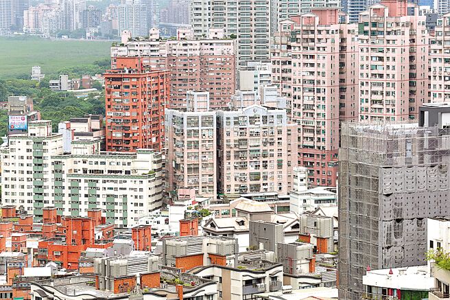 财政部统计，第2季个人房屋交易件数达到3万6852件，是房地合一2.0以来最高；其中持有5年内出售件数占比41.64％，创7季以来新高。学者普遍认为，赖清德总统宣示继续打炒房，第4季会有进一步紧缩措施。（邓博仁摄）