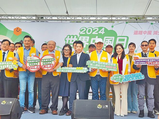 健保署长石崇良（前排右三）20日出席「2024世界中风日」活动时表示，脑中风病人出院个案管理计画预计明年上路，逾43万人受惠。（郑郁蓁摄）