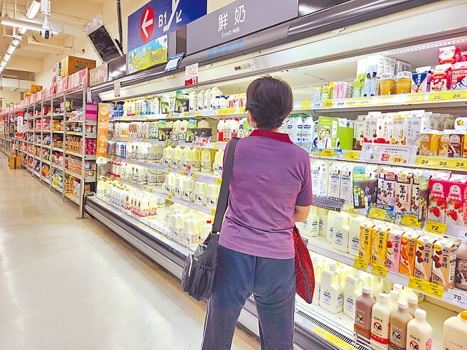 市面上鮮乳品牌不少，消費者有多種選擇，民代建議進口乳與國產乳標示要讓消費者能明確辨識。（羅琦文攝）