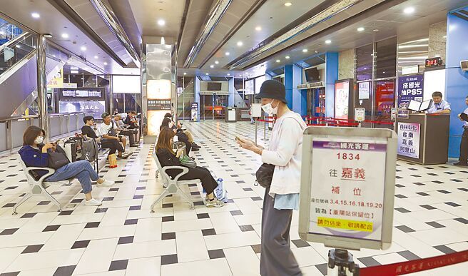 國光客運、三重客運及新竹客運為省數百萬元租金，已拍板11月5日退租台北轉運站2樓月台，也宣告台北轉運站2樓下月起變空城。圖為台北轉運站民眾在月台等候搭車。（本報資料照片）