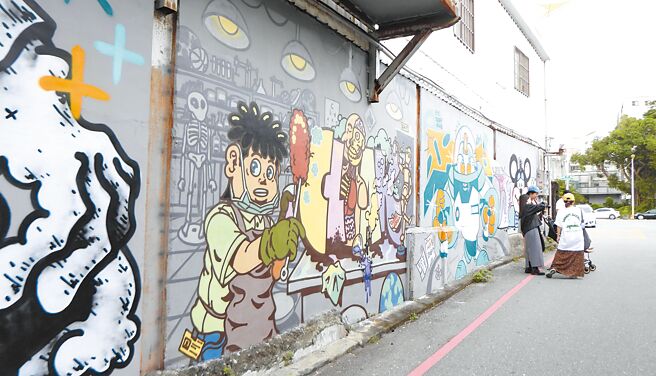 国际街头文化大典「风格会议」Meeting of styles（MOS）团队为振兴花莲观光，邀请国内外百位艺术家在花莲市沟仔尾街区墙面涂鸦，吸引许多人前往欣赏、拍照。（罗亦晽摄）
