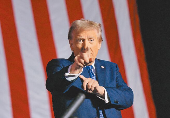 共和党参选人川普的对陆关税政策，恐导致电子产品售价上涨5成。（路透）