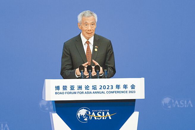 新加坡前總理李顯龍日前表示，中國的經濟發展尚未見頂，看衰中國「極不明智」。圖為李顯龍去年在博鰲亞洲論壇致辭。（新華社）