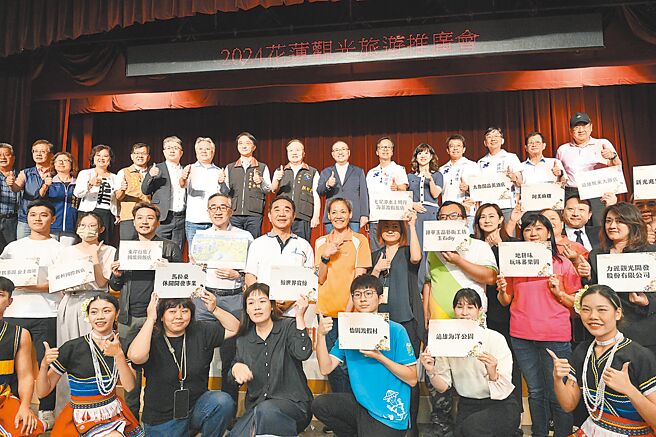 新北市長侯友宜（後排右七）20日與花蓮縣政府以及當地觀光業者，齊聚新北市府6樓大禮堂，舉辦花蓮觀光推介會。（陳慰慈攝）