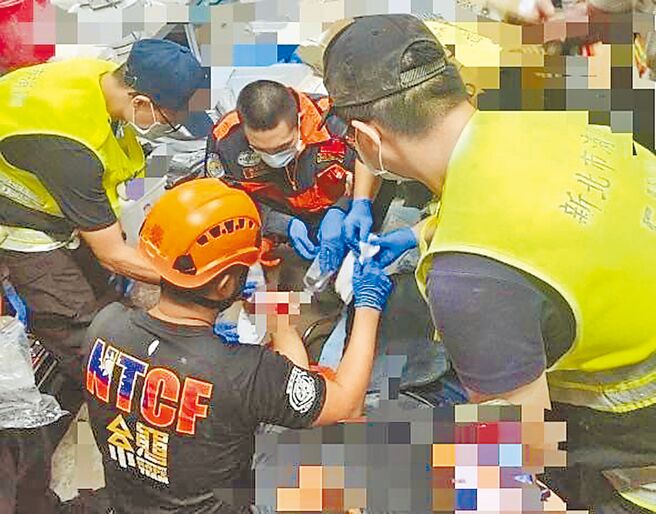 新北市消防局14日執行緊急救援時，突破管制藥品使用限制，成為全台首例在救援現場以嗎啡協助傷者止痛的案件。（新北市消防局提供／呂健豪新北傳真）