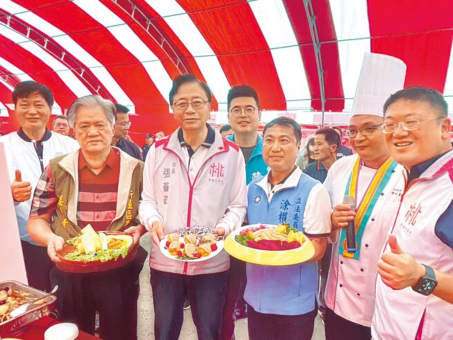 桃園市新屋區農會20日舉辦「新屋鵝肉美食饗宴」席開210桌，市長張善政（左三）歡迎民眾造訪新屋品嘗美味鵝肉料理。（呂筱蟬攝）