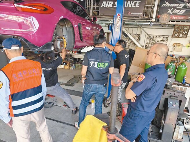 桃园市环保局18日联合芦竹警分局、八德警分局、中坜警分局、桃园警分局、经发局和监理站，跨局处同步出击稽查陈情列管4家汽机车改装店家。（桃园市环保局提供／姜霏桃园传真）