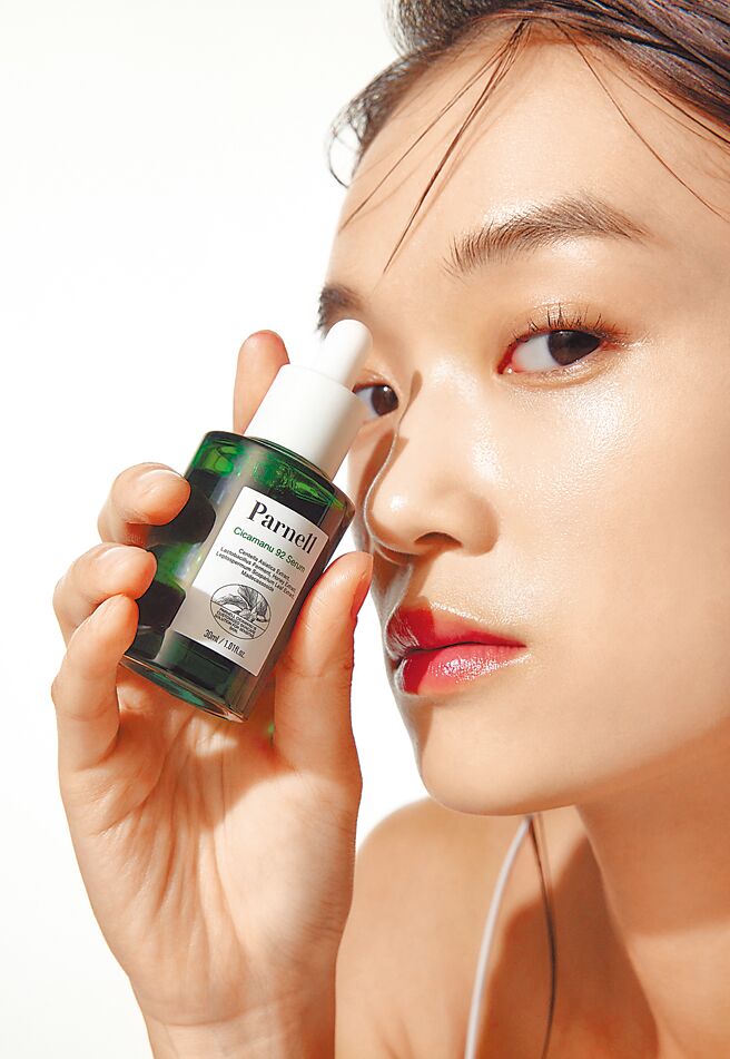 寶雅的帕奈兒推出積雪草精粹92精華30ml，原價960元，11月5日前特價859元。（寶雅提供）