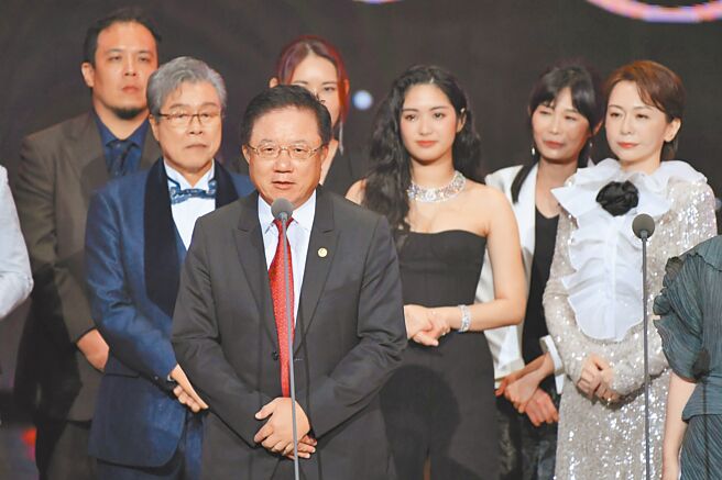 中華電信共同出品《八尺門的辯護人》榮獲第59屆金鐘獎「迷你劇集獎」等7項大獎，董事長簡志誠（左三）上台致詞感謝，並表示中華電信將持續攜手優質影視團隊，讓優質T-Content能夠深耕台灣、進軍國際。（中華電信提供）