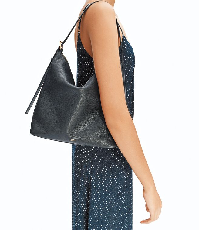 A.P.C.裸米色Vera Bag流浪包，2萬3300元。（A.P.C.提供）