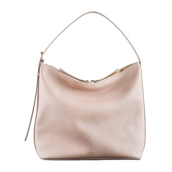 A.P.C.黑色Vera Bag流浪包以率性姿態擄獲女人心，2萬3300元。（A.P.C.提供）