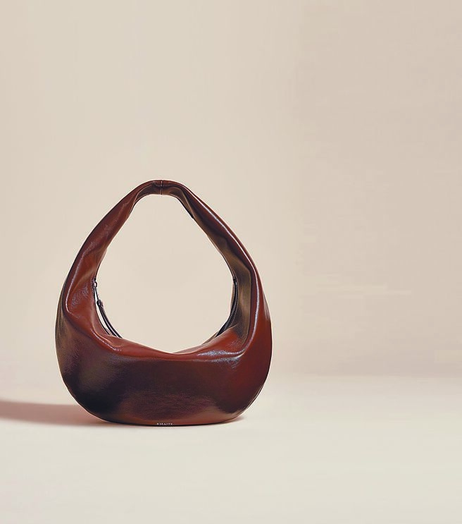 ART HAUS的KHAITE OLIVIA HOBO BAG in Chestnut Crackle Patent Leather，7萬7980元。（ART HAUS提供）