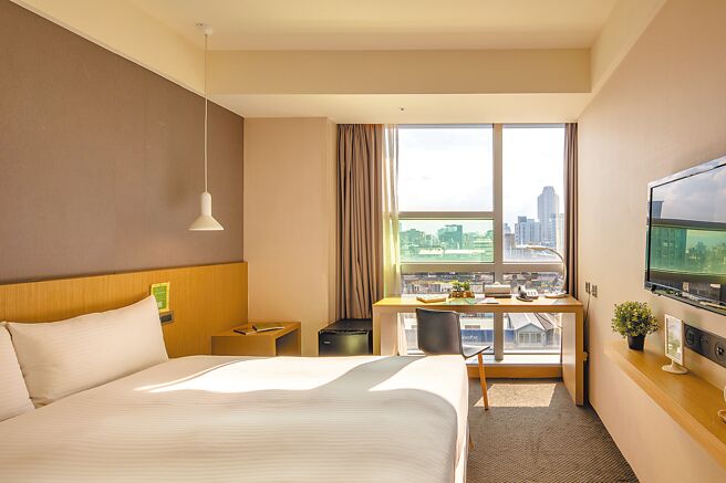 「謙商旅東門館」鄰近國際觀光客必訪永康商圈，入住雙人房型即贈「臺灣同志遊行期間限定禮品」。（小鹿文娛旅宿集團提供）