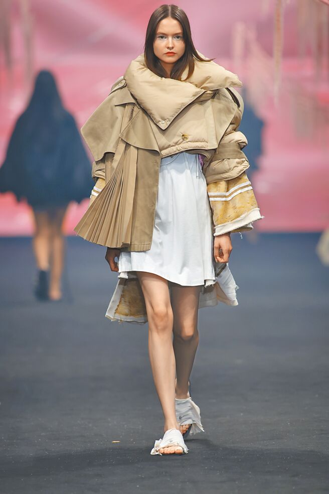 Seivson以獨特的剪裁與壓褶設計，吸引不少國外粉絲注目。（Seivson提供）