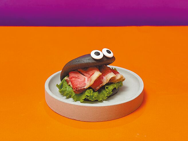 定食8响应万圣节推限定餐点，将刈包创意配上眼珠，打造「大眼珠寿喜刈包（牛）」、「大眼珠叉烧刈包（豚）」（见图）。（争鲜餐饮集团提供）