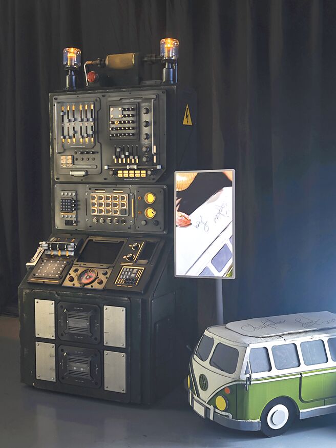 发表会现场摆放有如时光机的道具，一旁是Christopher Lloyd亲手签名的T1道具车。（陈大任摄）