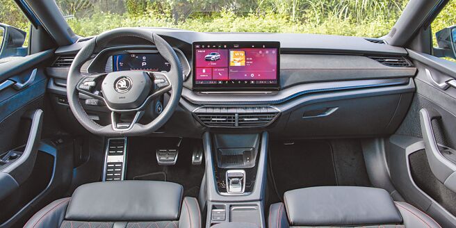 駕駛者導向儀表控台鋪陳出強烈運動風格。（陳大任攝）