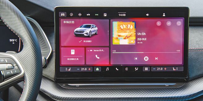 13吋中控螢幕內建全新世代資訊娛樂系統。（陳大任攝）