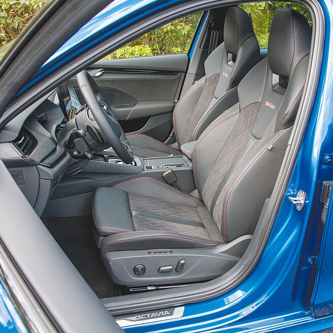 RS專屬雙前座六向電調跑車椅。（陳大任攝）