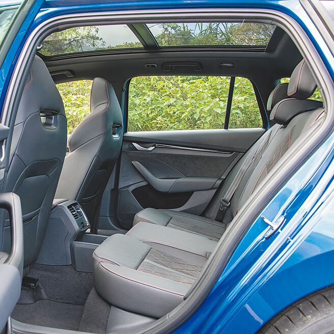 後座空間寬敞舒適，天窗採光佳。（陳大任攝）