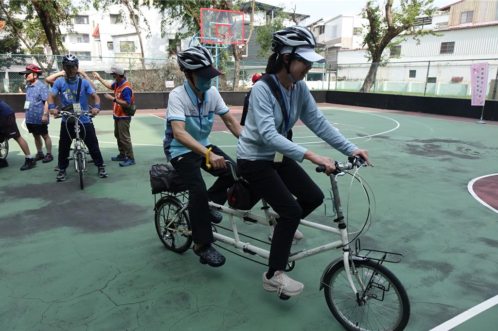 屏東障福中心舉辦協力車視騎體驗營活動，讓視障者能夠享受踩踏追風的樂趣。（羅琦文攝）