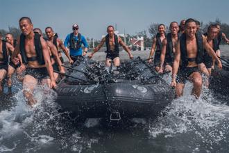 【兩棲偵搜專長班綜合考驗週】海上操舟鬥志高昂 盡展鋼鐵意志